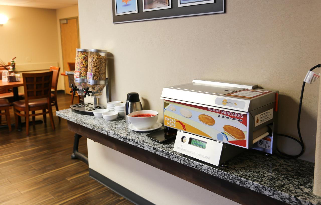 Days Inn By Wyndham Calgary Airport Esterno foto